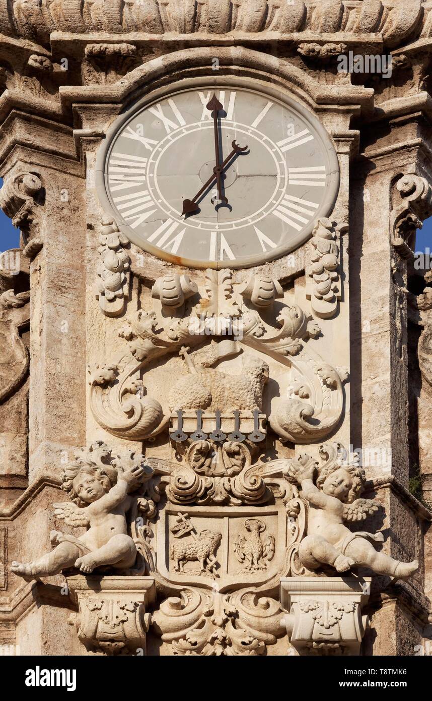 La torre barocca orologio della chiesa Real Iglesia de los Santos Juanes, Ciutat Vella, città vecchia, Valencia, Spagna Foto Stock