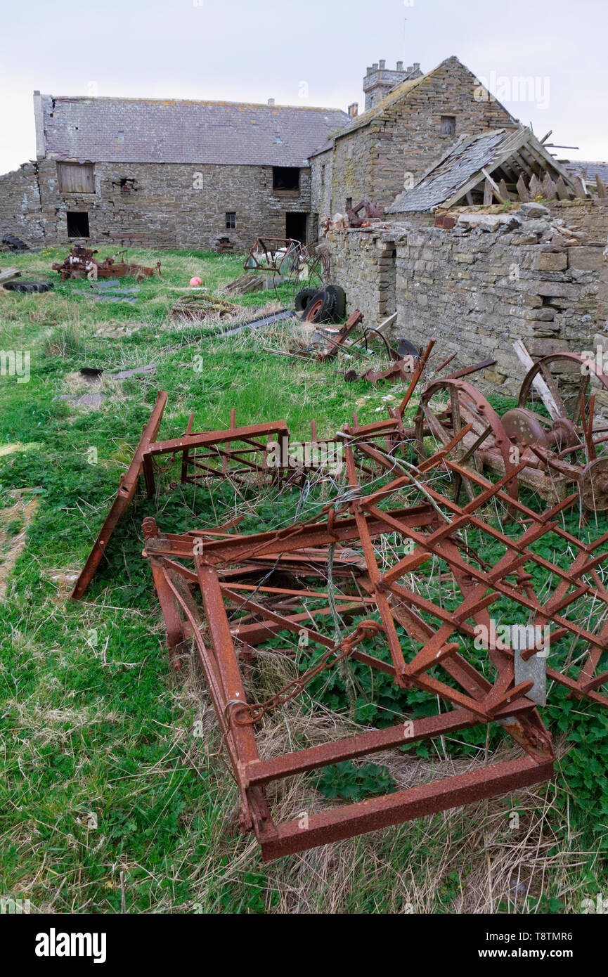 Vecchio arrugginito mietitrice meccanica, Orkney Isles Foto Stock