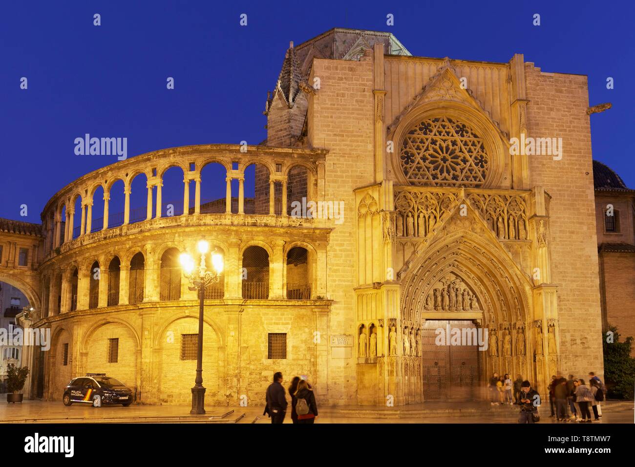 Illuminato apostolo gotico portale della cattedrale di Valencia, luce della sera, Plaça de la Mare de Deu, Ciutat Vella, città vecchia, Valencia, Spagna Foto Stock
