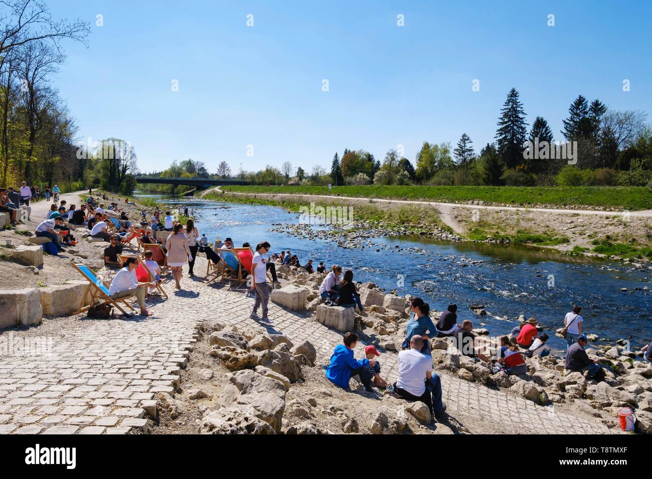 Le persone godono di bel tempo al fiume Wertach, presso il giardino della birra Kulperhutte, Augsburg-Goggingen, Svevia, Baviera, Germania Foto Stock