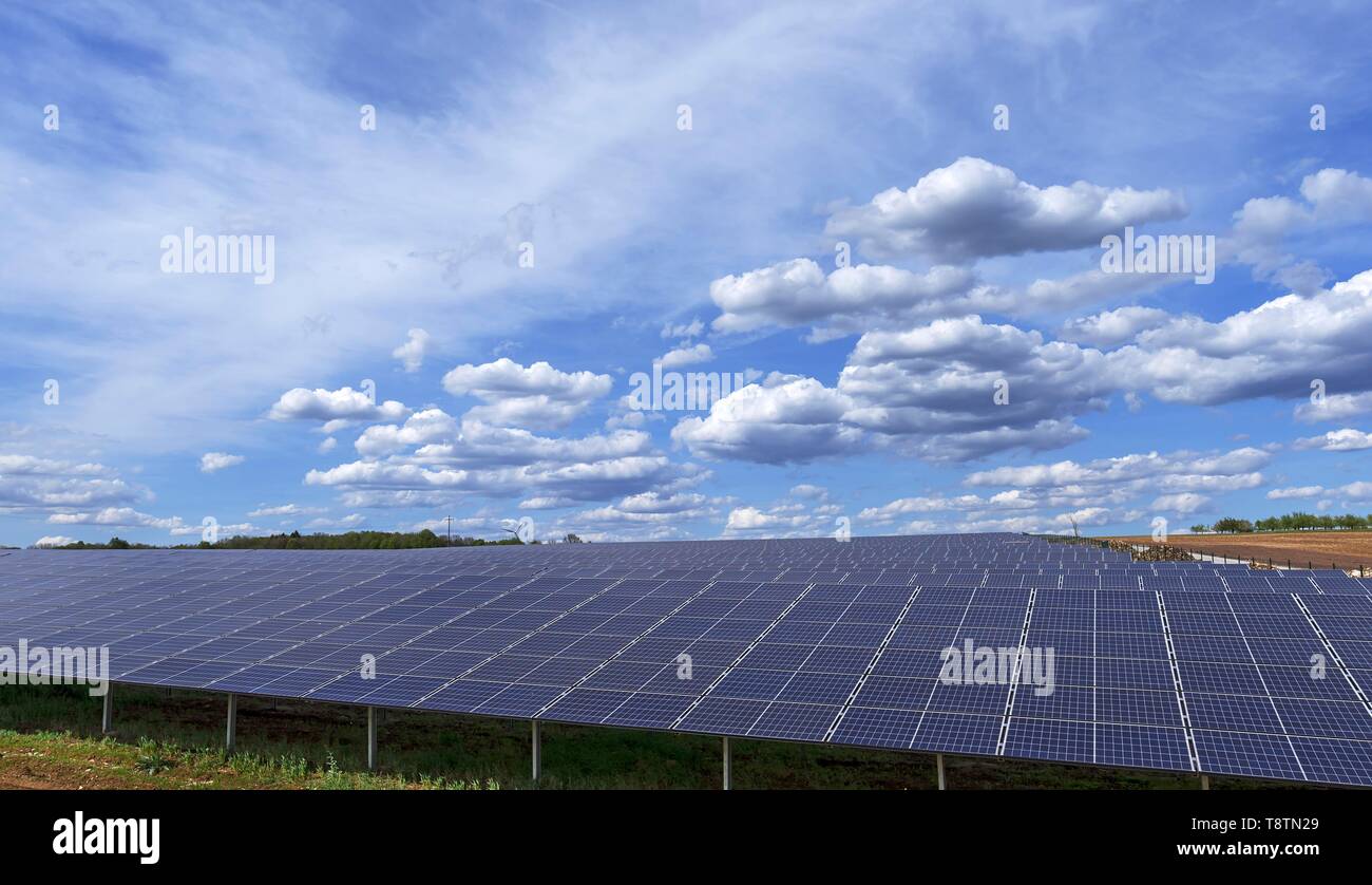 Impianto fotovoltaico, cielo nuvoloso, Alta Franconia, Baviera, Germania Foto Stock