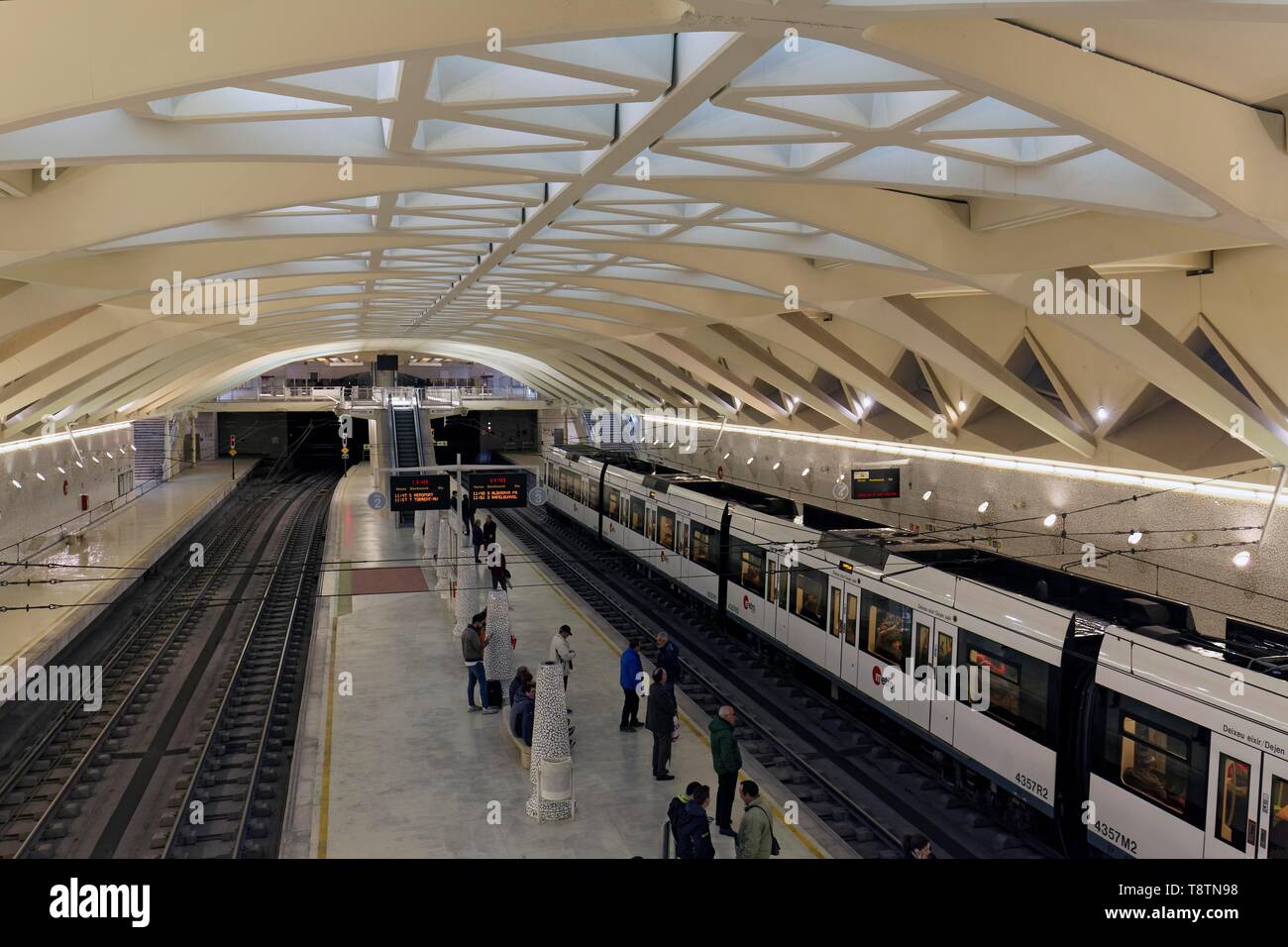 Piattaforma della stazione della metropolitana Alameda, Santiago Calatrava, Valencia, Spagna Foto Stock