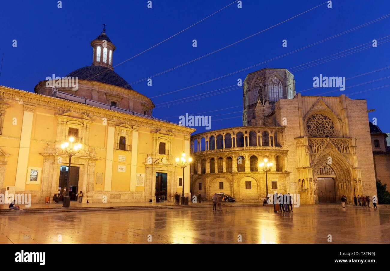 Plaza de la Mare de Deu, anche la Plaza de la Virgen, Basilica e Cattedrale di Valencia, di notte, illuminato, Valencia, Spagna Foto Stock