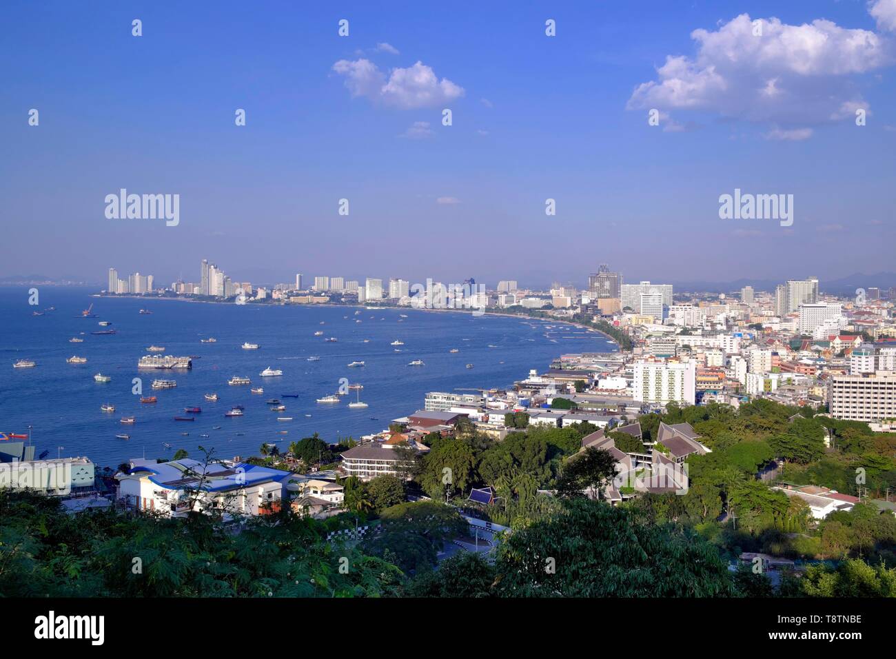 Vista della baia e della citta', Pattaya, Chonburi, Thailandia Foto Stock