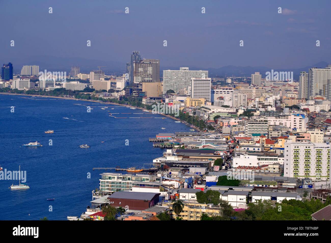 Vista della baia e della citta', Pattaya, Chonburi, Thailandia Foto Stock