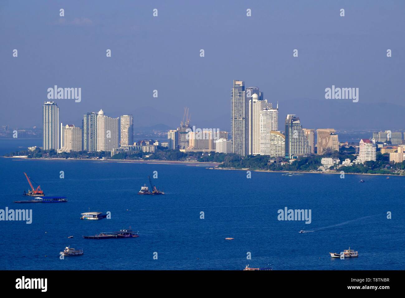 Vista sulla baia di Pattaya con grattacieli, distretto di Naklua, Pattaya, Chonburi, Thailandia Foto Stock