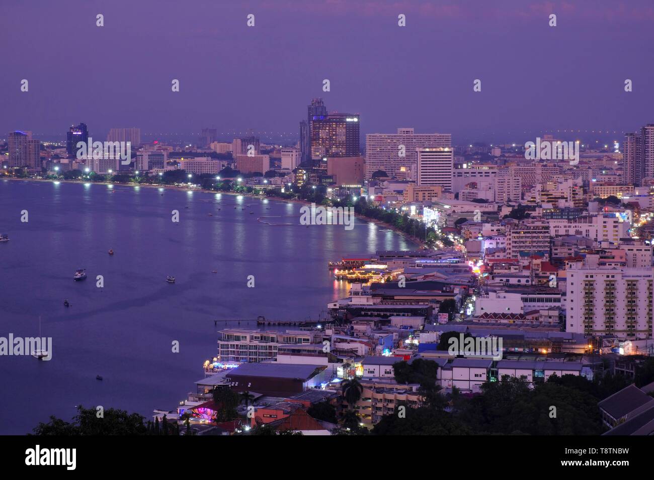 Vista sulla baia e la città al crepuscolo, Pattaya, Chonburi, Thailandia Foto Stock