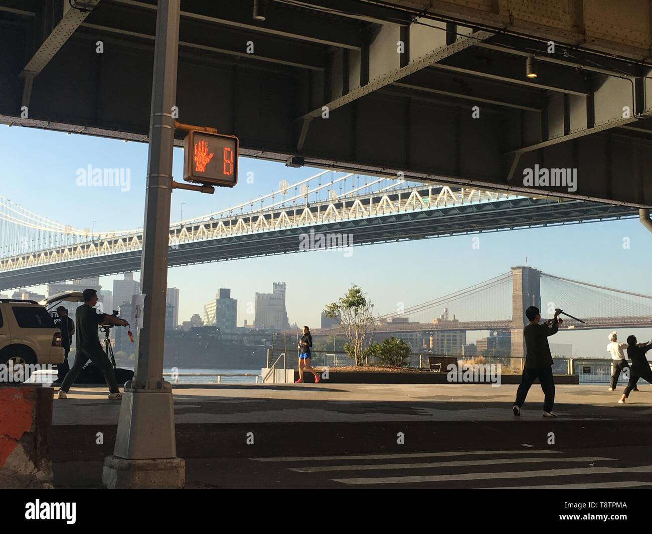 Cinese nidentified fare esercizio sotto il ponte di Manhattan. manhattan chinatown ospita la più alta concentrazione di popolazione cinese nel Western Foto Stock