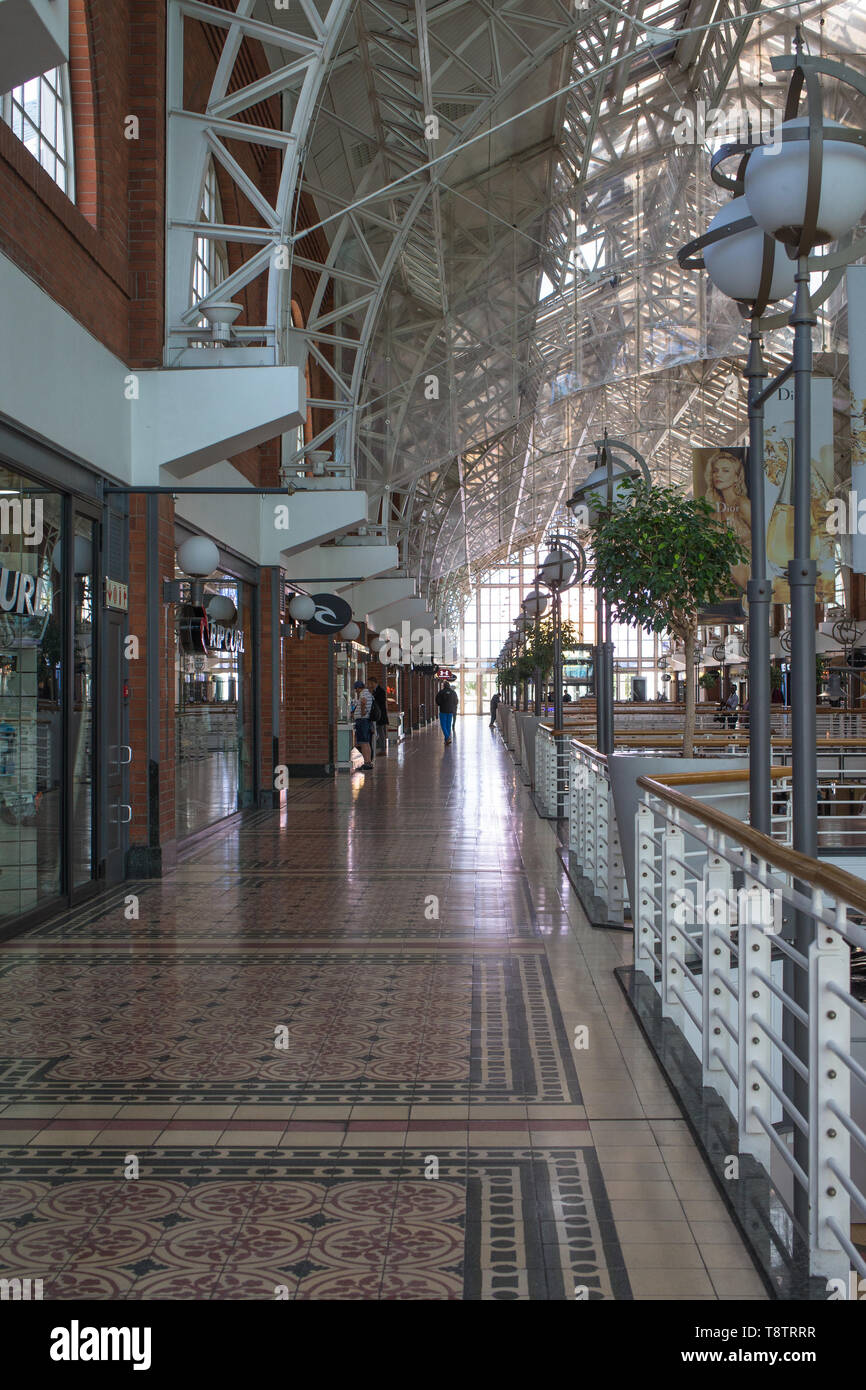 Victoria Wharf a V&A waterfront centro commerciale o centro commerciale interno e passaggio con la gente di Città del Capo in Sud Africa Foto Stock