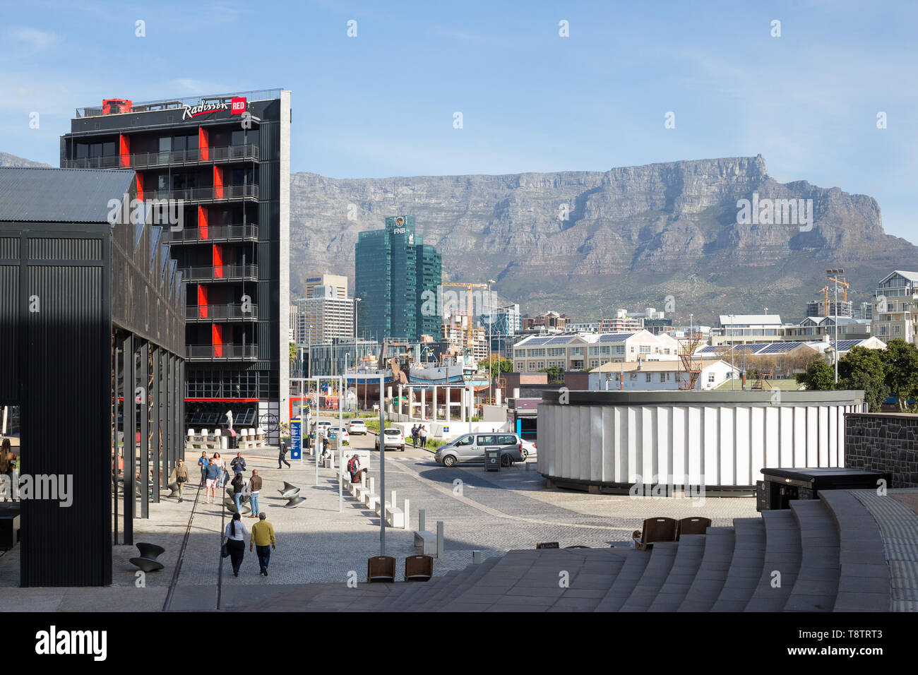 Radisson Hotel rossa e la Table Mountain Cape Town nel silo quartiere al V & A Waterfront e con un paesaggio urbano della città di edifici in background Foto Stock