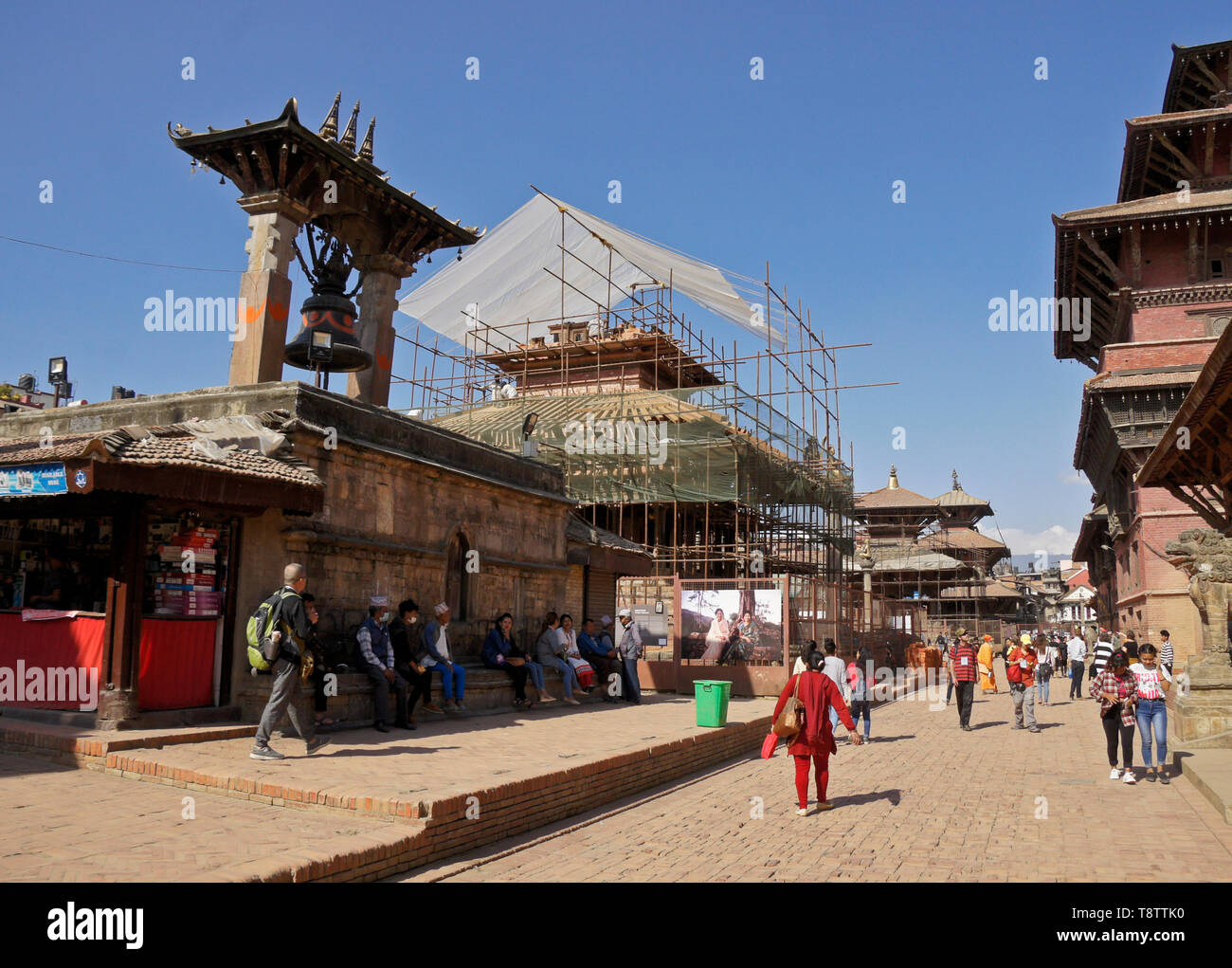 La campana di Taleju e restauro di Hari Shankar Mandir e Bishwanath Mandir, sia gravemente danneggiata nel terremoto 2015, Durbar Square, Patan Kathman Foto Stock