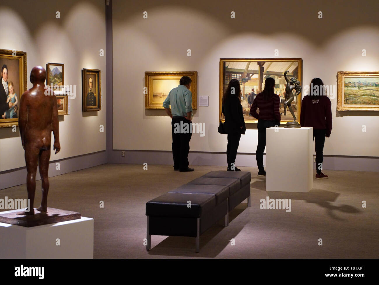 Storrs, CT, Stati Uniti d'America. Ott 2018. Ai visitatori di ammirare le numerose opere d'arte presso il William Benton Museum of Art sul campus dell'Università del Connecticut. Foto Stock