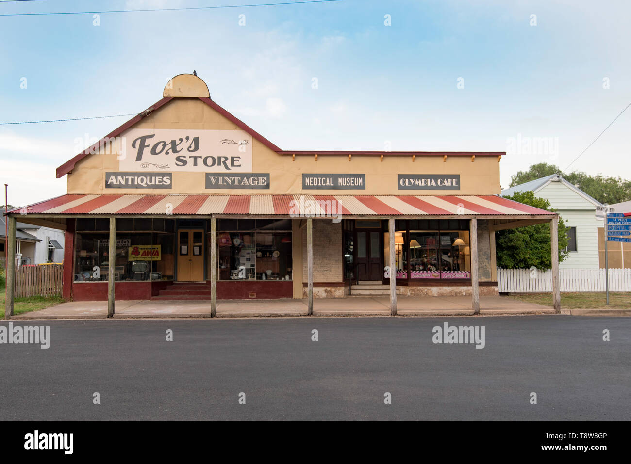 Fox Store (Prec. Tattersalls Hotel), antiquariato e medical museum nella città di Murrurundi in alto la Hunter Valley, Nuovo Galles del Sud, Australia Foto Stock