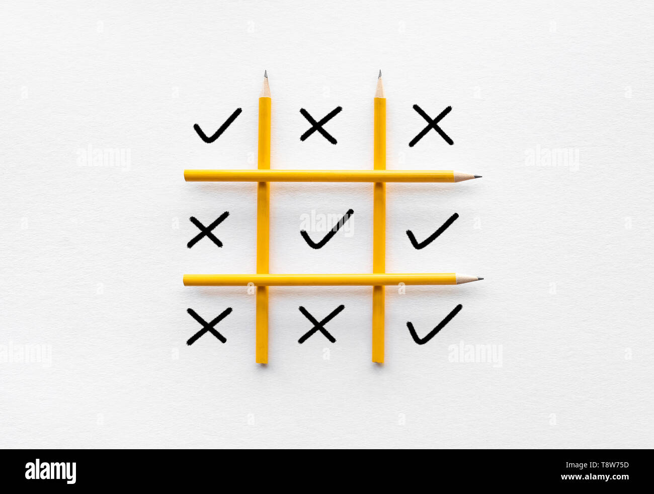 Concorrenza e creatività idee concetti con la corretta e l'errore segno sul gioco di bue con matita gialla.minimal Foto Stock