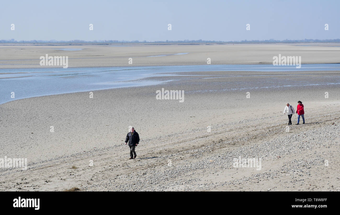 Camminare sulla spiaggia con la bassa marea, Le Crotois, Baia di Somme, Hauts-de-France, Francia Foto Stock