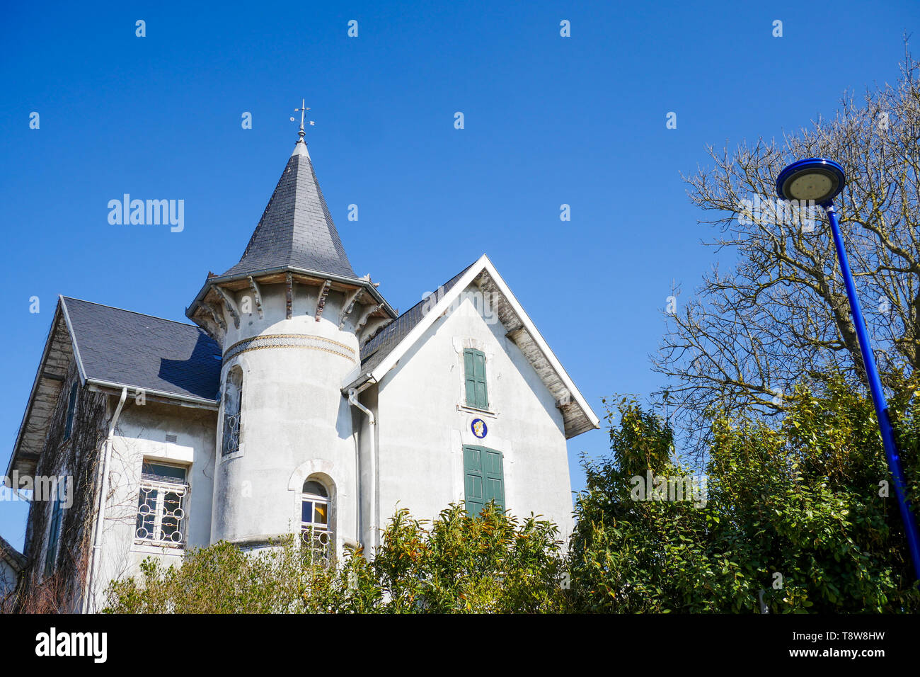 Smlall casa bianca con una torretta, Le Crotois, Baia di Somme, Hauts-de-France, Francia Foto Stock
