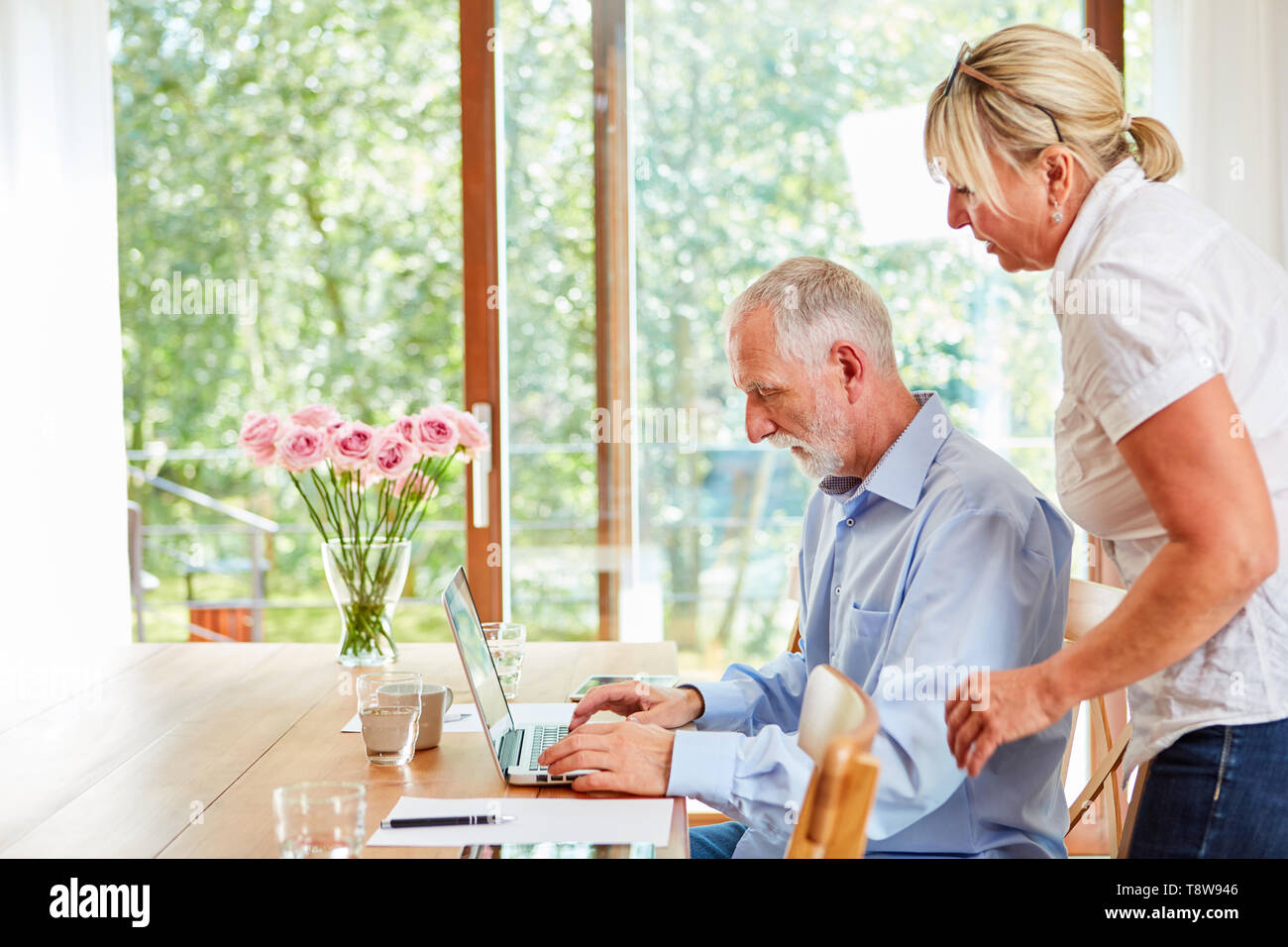Seniors a computer laptop navigare su Internet presso la casa di riposo o a casa Foto Stock
