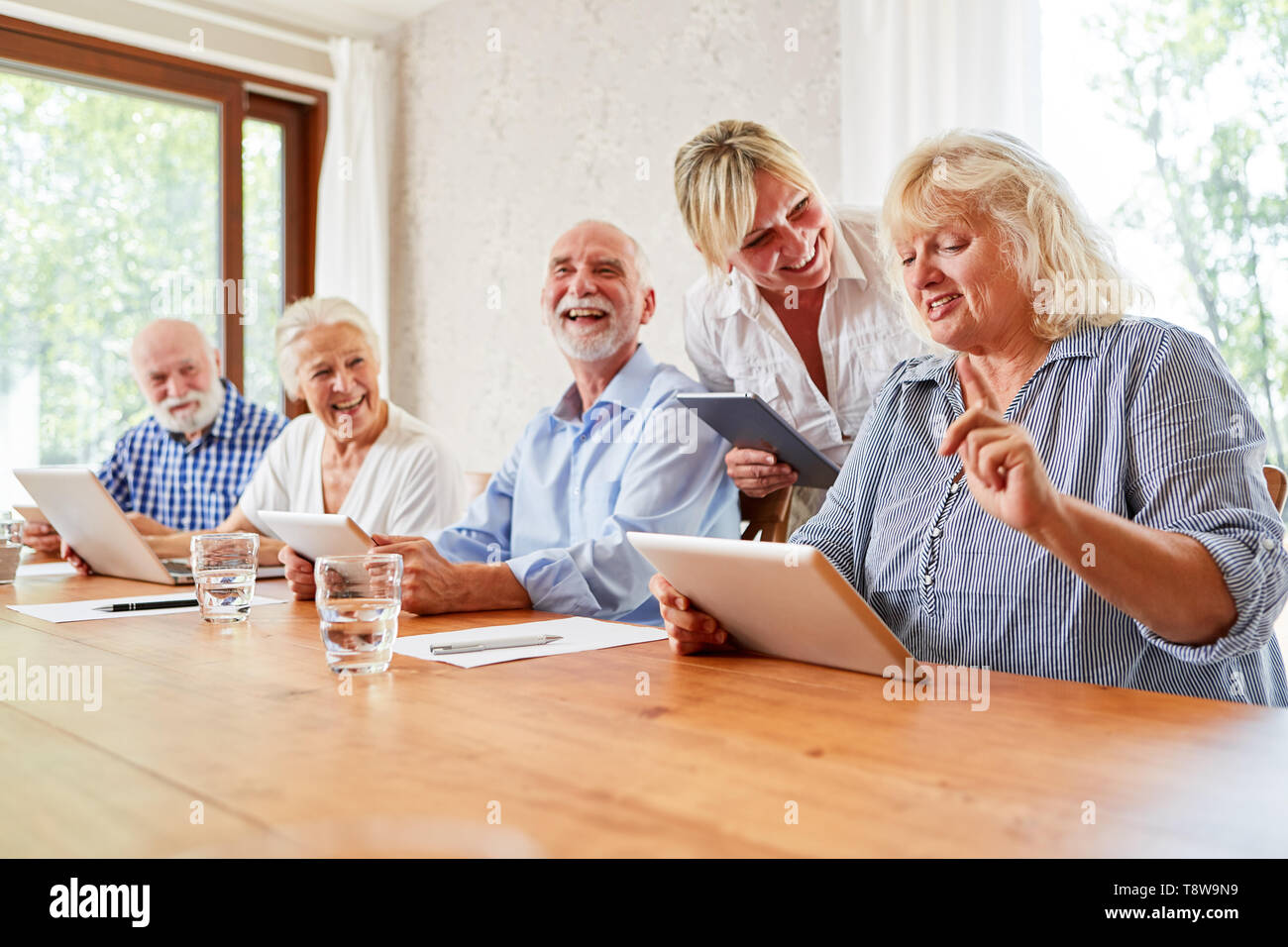 Senior donna ha un'idea mentre l'apprendimento nel computer di laboratorio al momento del pensionamento home Foto Stock