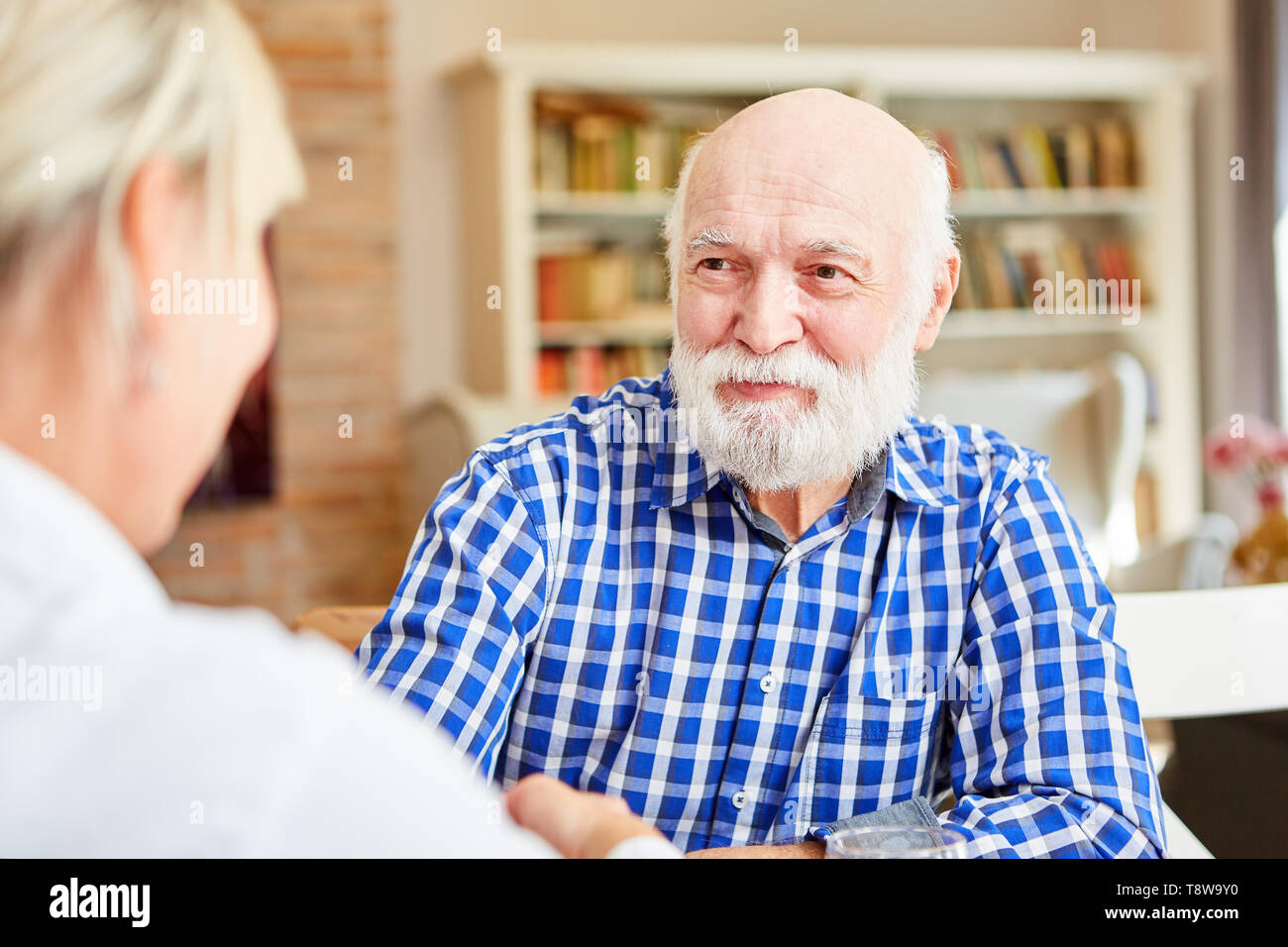 Senior l uomo come un paziente ascolta il suo medico con attenzione per la consultazione Foto Stock