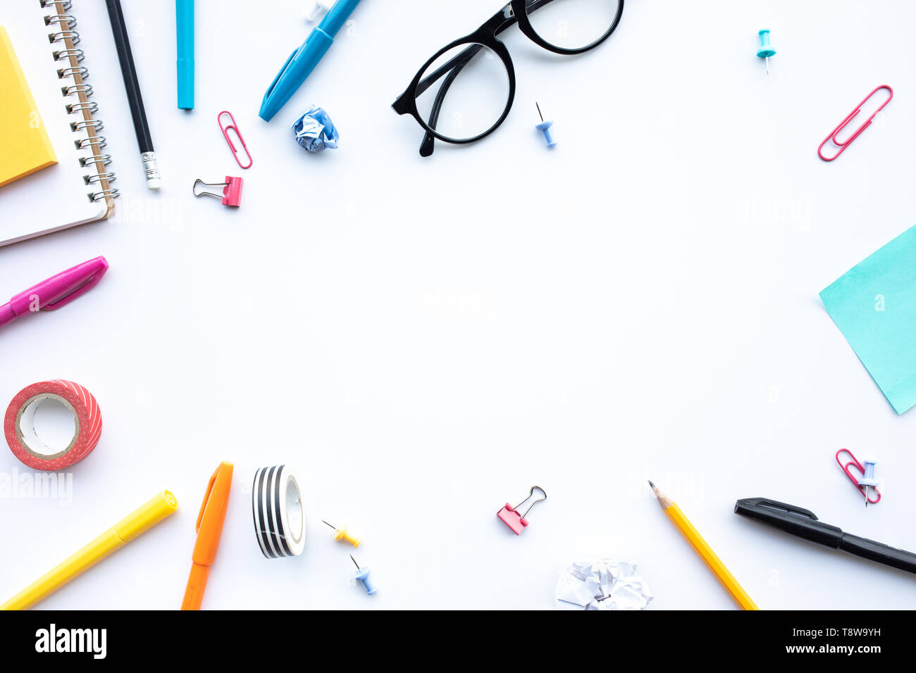 Ispirazione idee concetti con vista dall'alto del blu scrivania e accessori.la creatività di lavoro background.piatto design dei laici Foto Stock