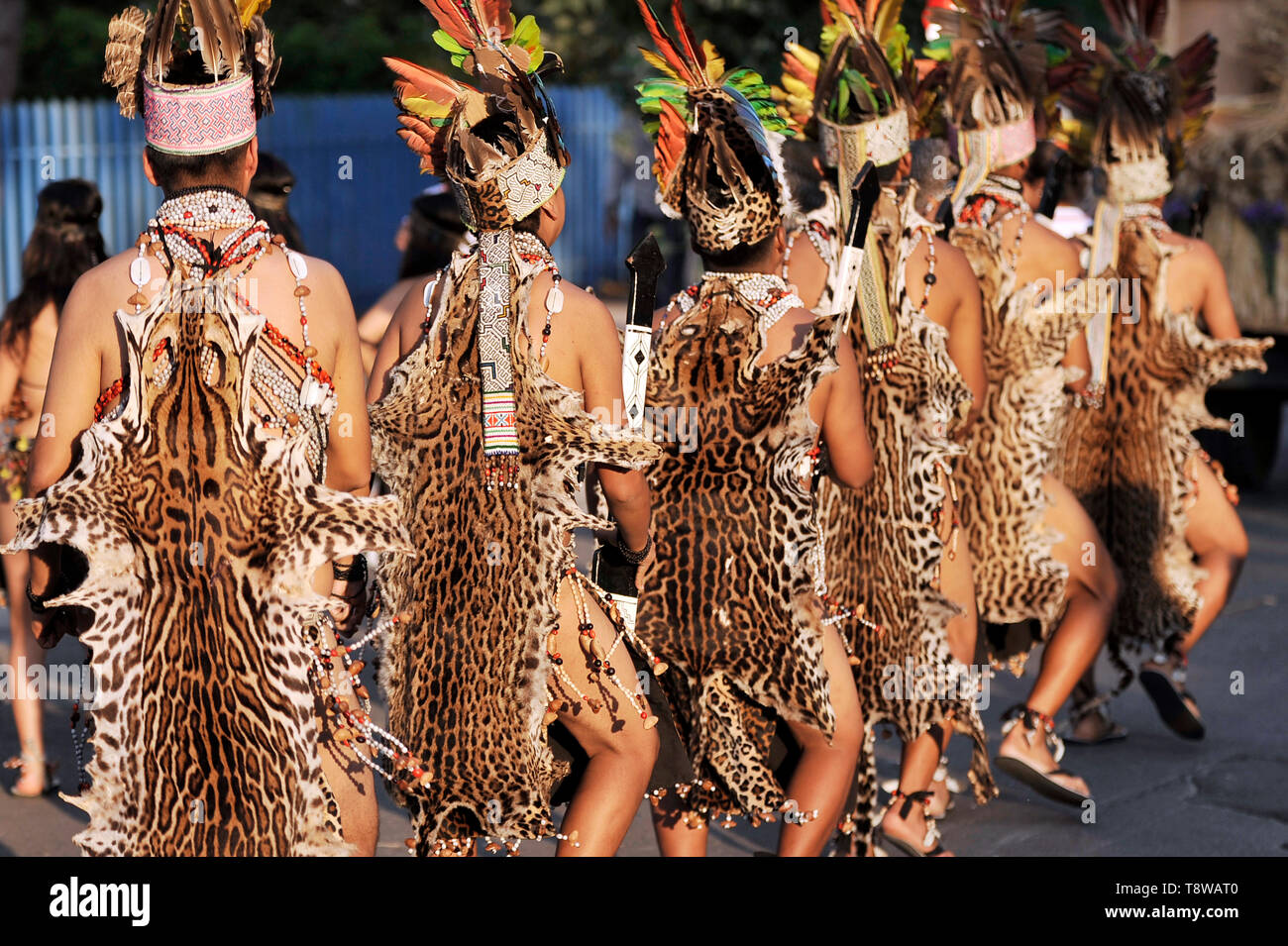 Gli uomini in abito tradizionale fatta di pelle jaguar Foto Stock