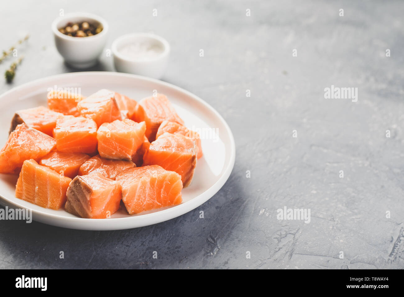 A cubetti di salmone per la marinatura sulla piastra bianca. Spazio per il  testo Foto stock - Alamy