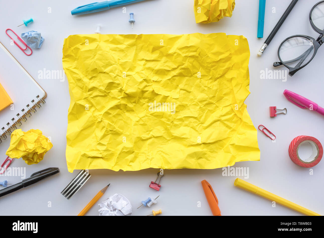 Ispirazione creatività concetti con carta gialla accartocciate sul piano di lavoro.idee di business solution e prestazioni umane.vista superiore Foto Stock