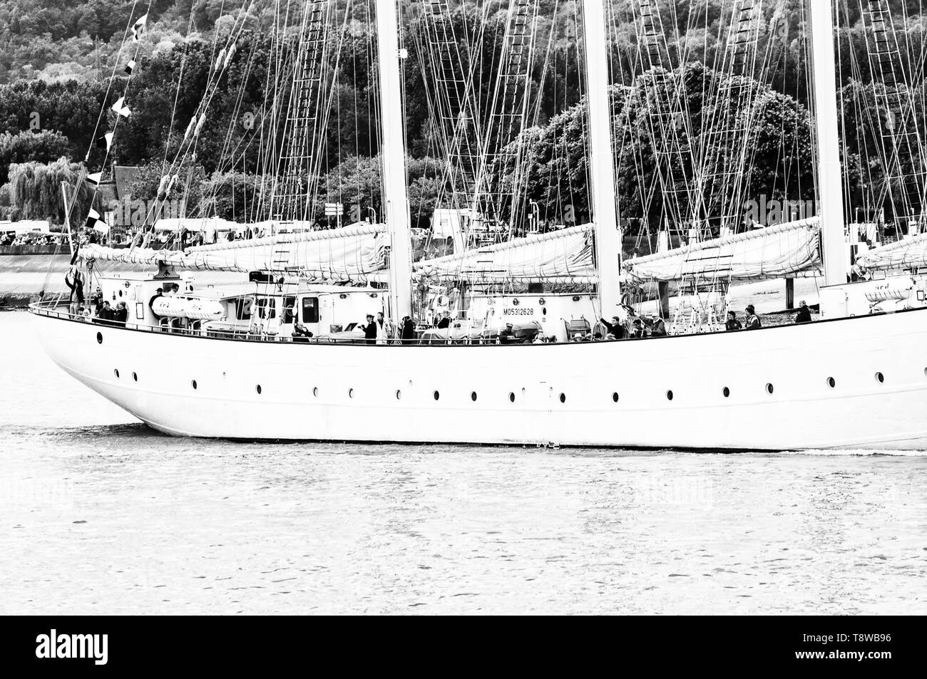 ROUEN, Francia - luglio circa, 2016. Fine dell'Armada di Rouen, barche galeone navi sul fiume Senna. Navy barca trasporto navale. Molto importante IO Foto Stock