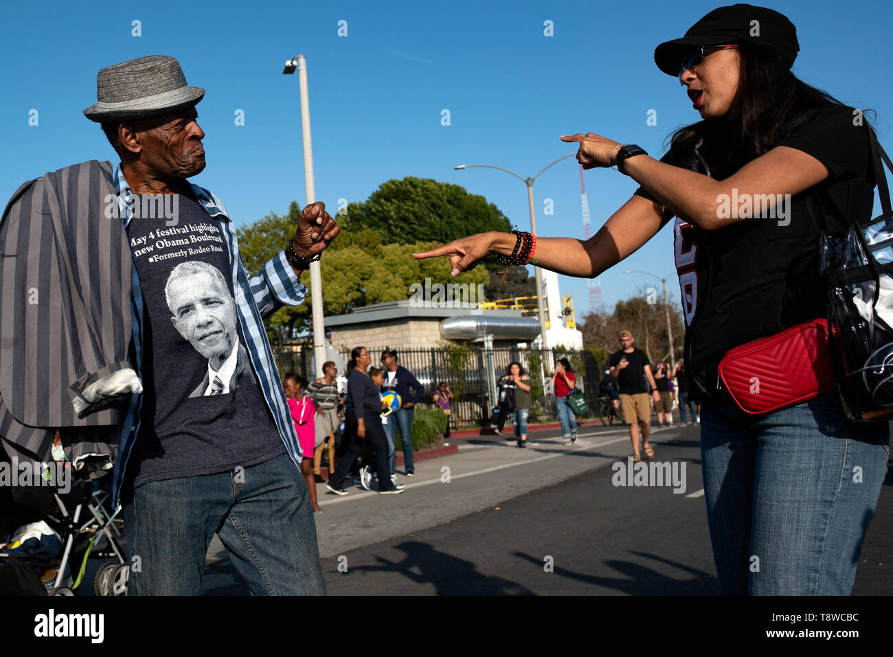 La gente vede il divertimento durante il festival. Le persone si radunano presso un festival che celebra la ridenominazione di Rodeo Road a Obama Boulevard, in onore di ex presidente degli Stati Uniti Barack Obama a Los Angeles, California. Foto Stock