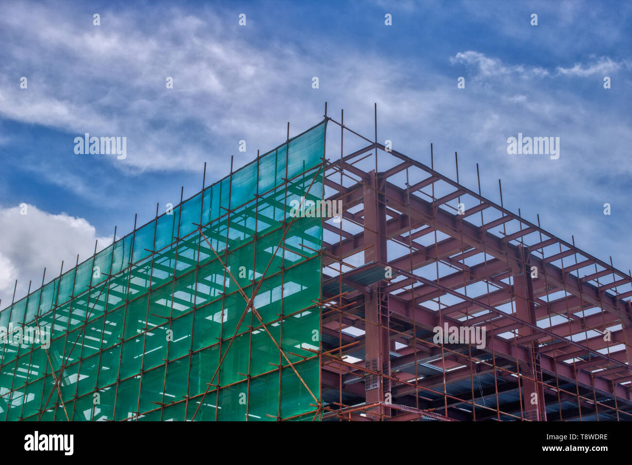 Questa unica foto mostra una costruzione di acciaio con bambù. La foto è stata scattata in aeroporto in maschio Foto Stock