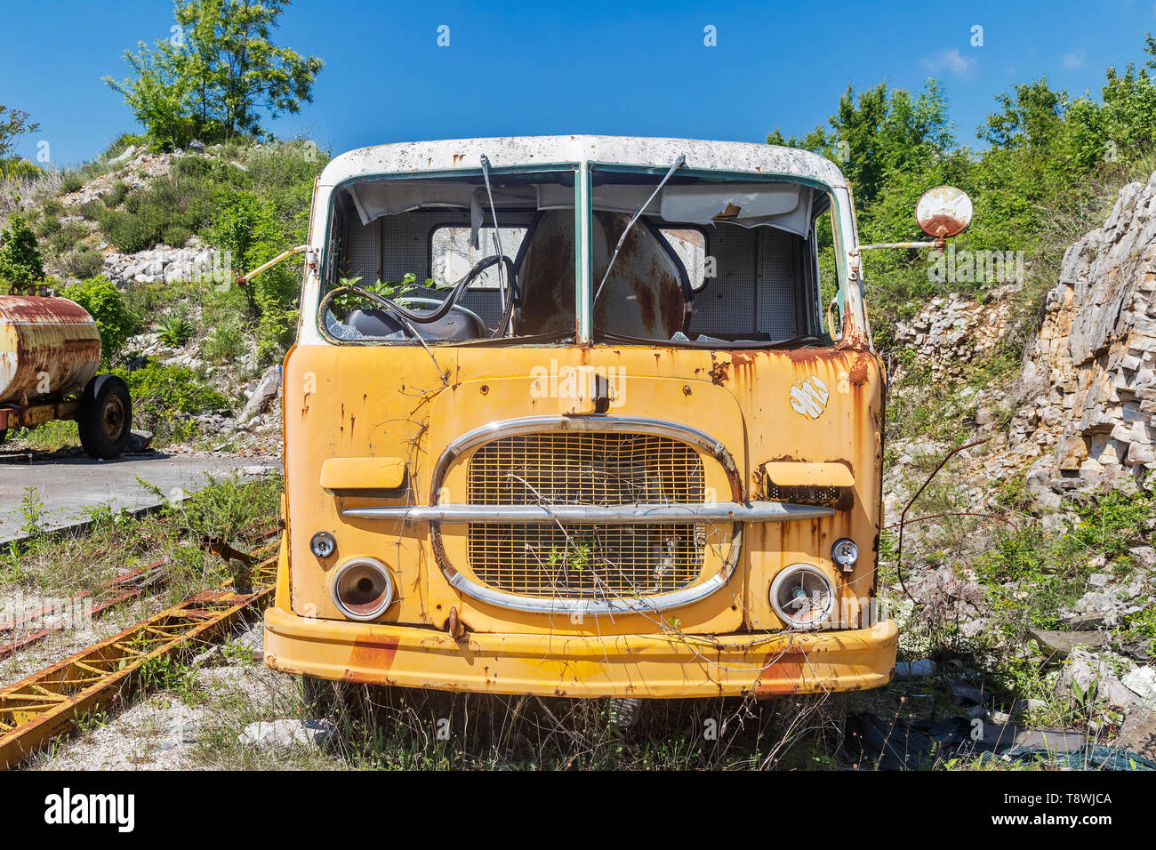 Vecchio abbandonato giallo carrello industriale Foto Stock