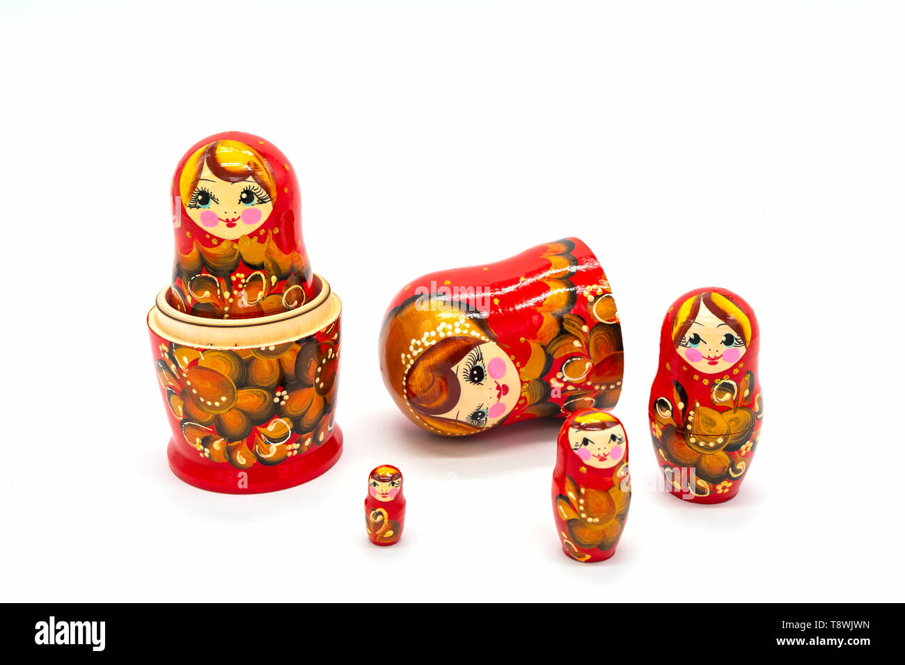 Matrioska bambole isolato su uno sfondo bianco. Matrioska russa Souvenir. La nidificazione russo bambole bambole di impilamento. Foto Stock