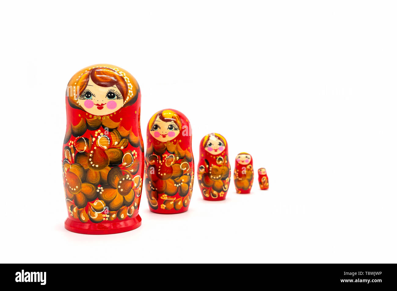 Matrioska bambole isolato su uno sfondo bianco. Matrioska russa Souvenir. La nidificazione russo bambole bambole di impilamento. Foto Stock