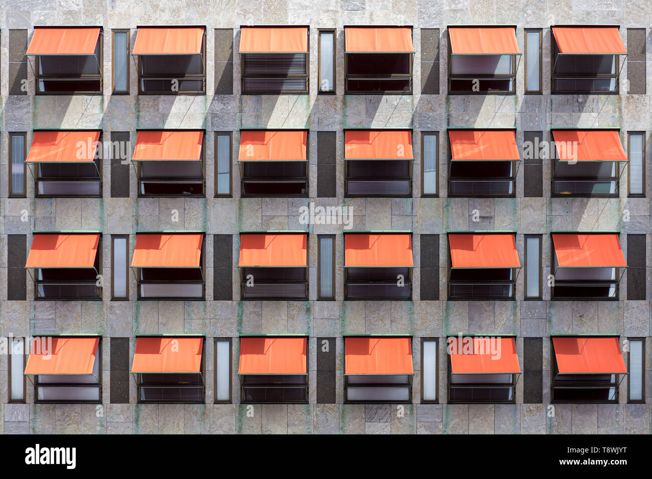 Rossi tendaggi su un edificio Foto Stock