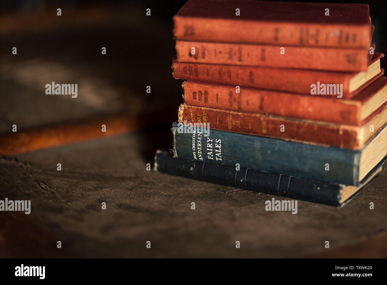 Soft focus immagine di una pila di vecchi vintage libri a copertina rigida con il focus sulle parole Hans Christian Andersen e favole Foto Stock