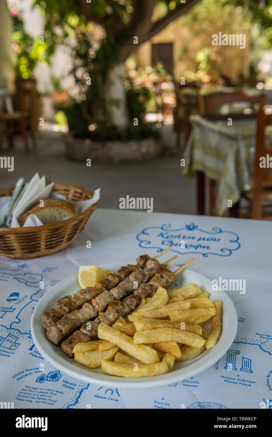 Souvlaki sul tavolo del ristorante tradizionale a Creta Foto Stock