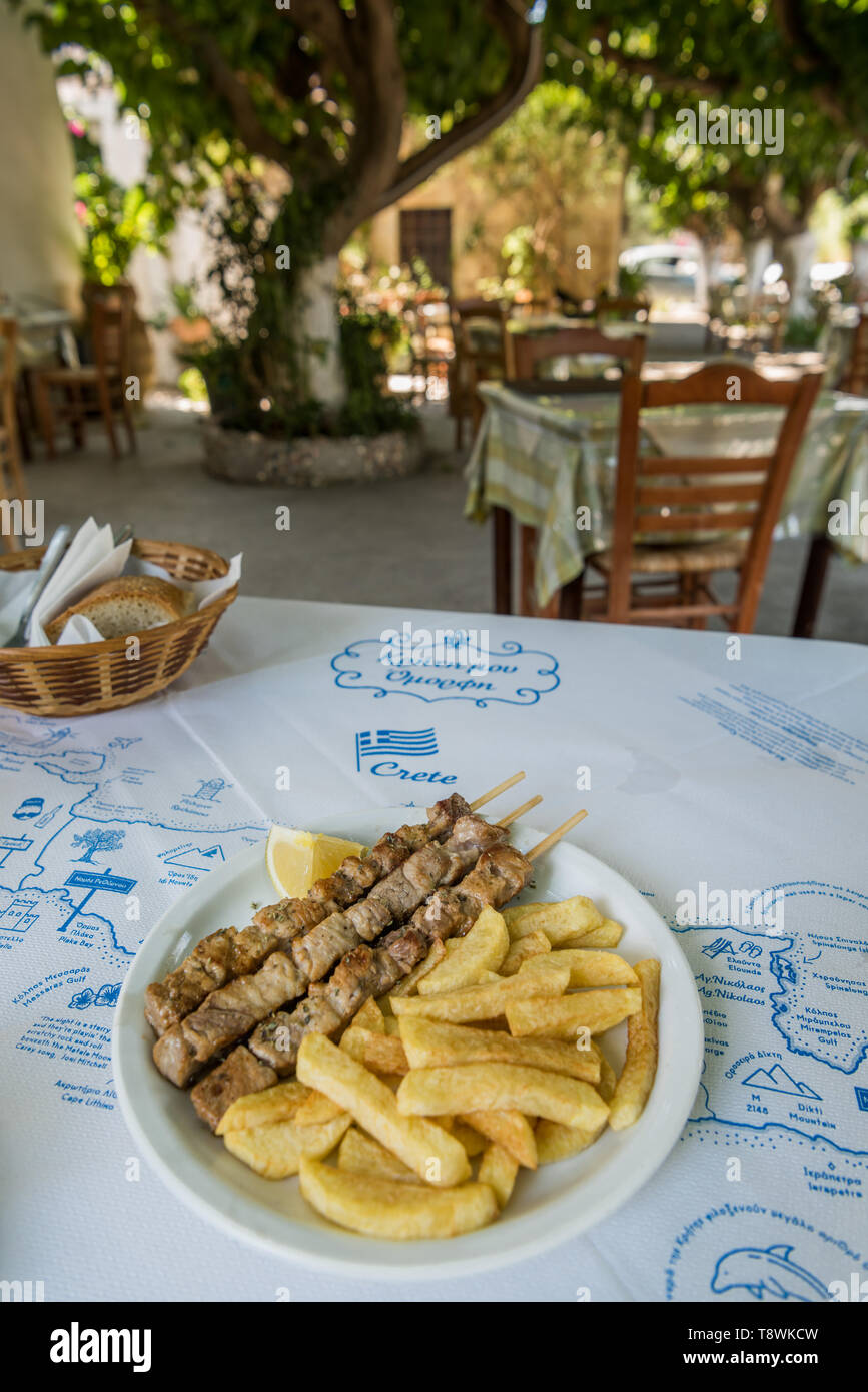 Souvlaki sul tavolo del ristorante tradizionale a Creta Foto Stock