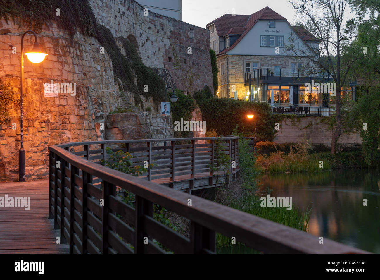 Bad Salzungen, Germania - 10 Maggio 2019: vista di una vecchia casa al Lago Burgsee in Bad Salzungen, una città termale nella Germania orientale. Foto Stock