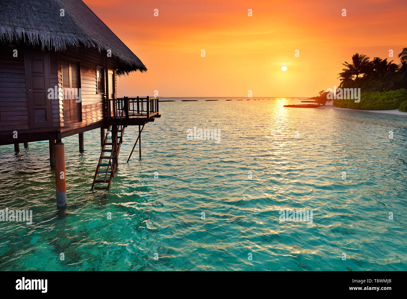 Tramonto al Tropical Beach, Isole Maldive hotel panorama Foto Stock
