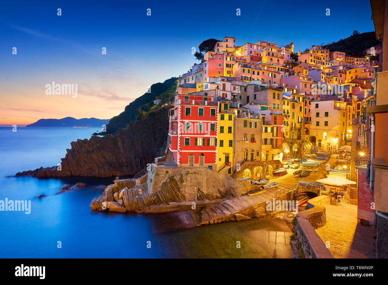 Riomaggiore al crepuscolo serale, Cinque Terre Liguria, Italia Foto Stock