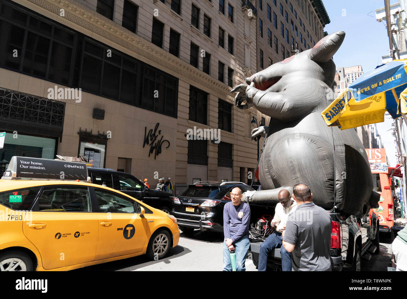 NEW YORK, Stati Uniti d'America - 6 Maggio 2019 - regolarmente indicato come il più costoso street nel mondo, NYC Quinta Avenue corre verso il centro di Manhattan Foto Stock