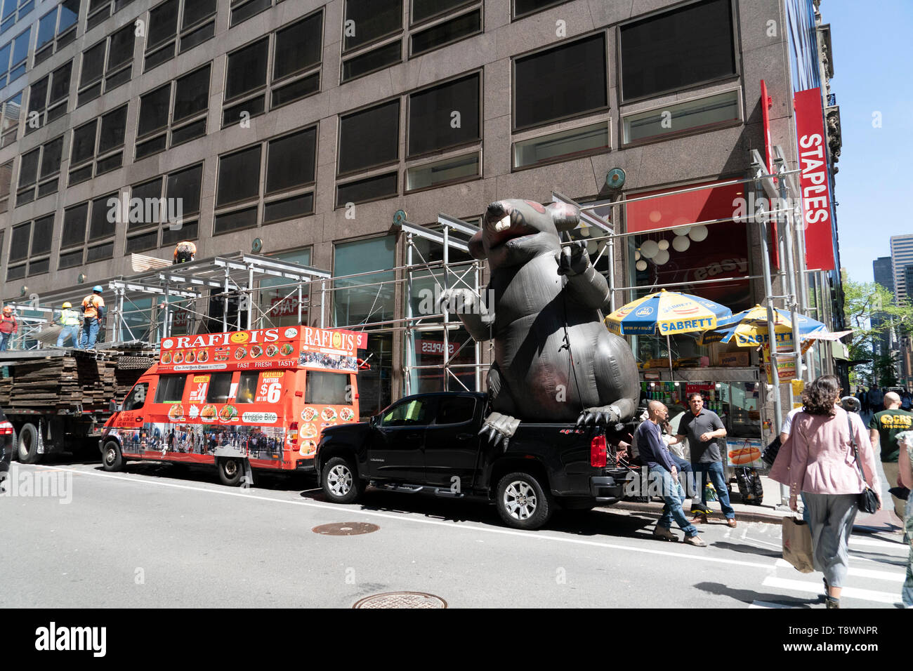 NEW YORK, Stati Uniti d'America - 6 Maggio 2019 - regolarmente indicato come il più costoso street nel mondo, NYC Quinta Avenue corre verso il centro di Manhattan Foto Stock