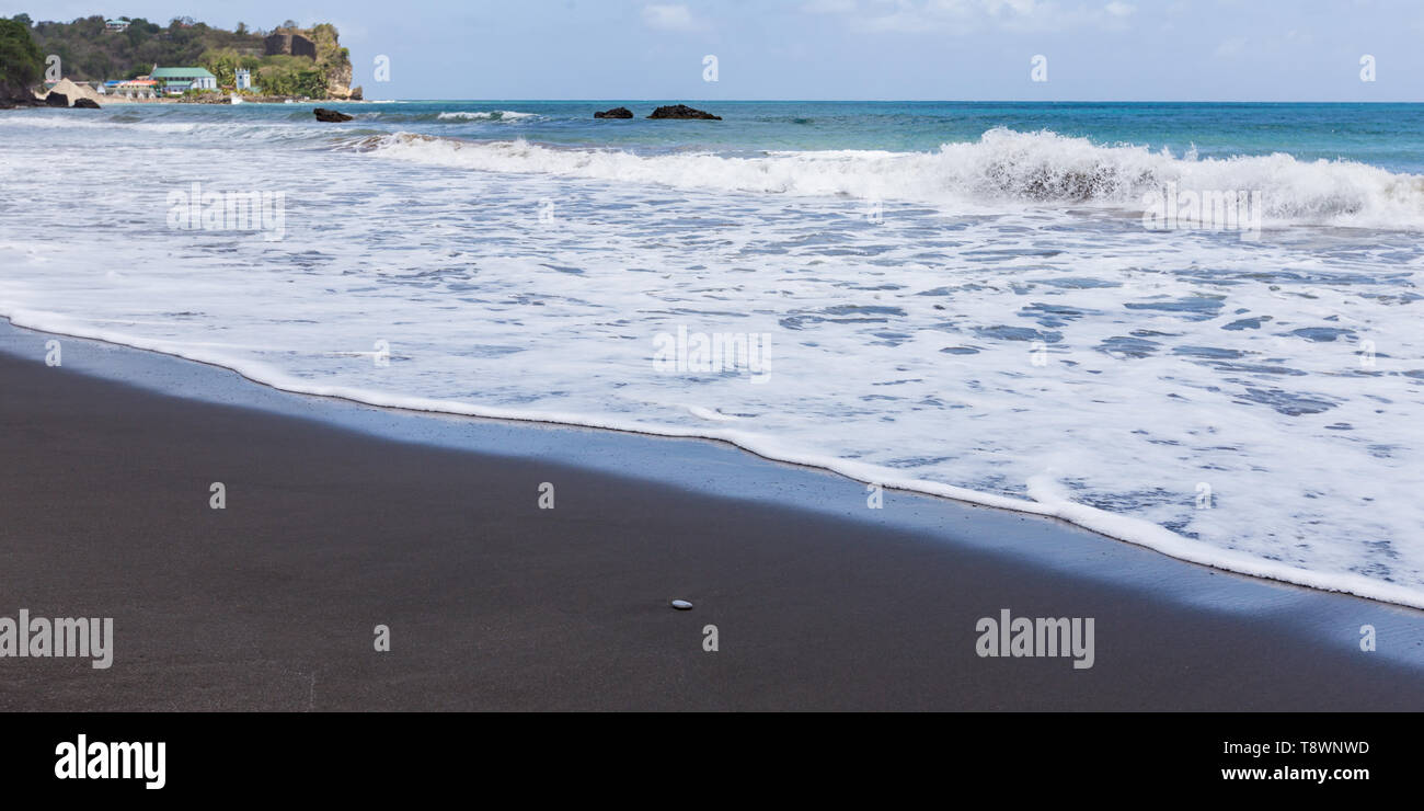 Spiaggia di sabbia nera sull'isola di St Lucia nei Caraibi. Foto Stock