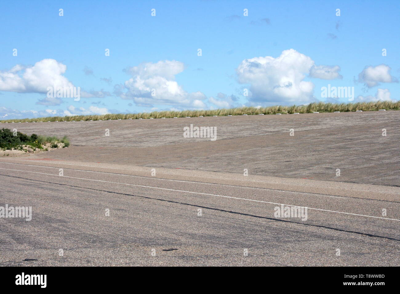 Diga presso la Dutch costa del Mare del Nord, con cielo blu in background Foto Stock