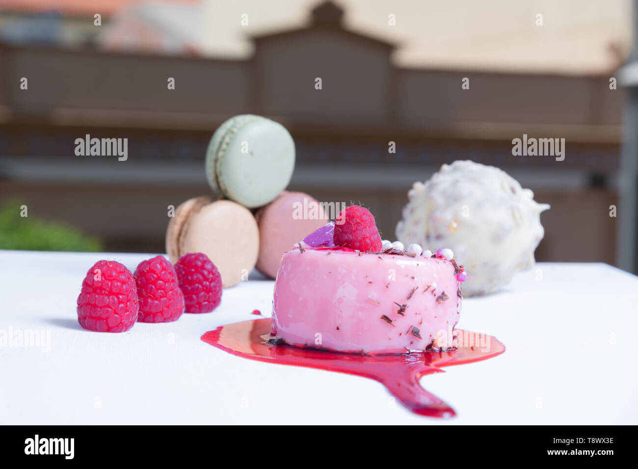 Elegante berry tart, colorato amaretti e frutti di bosco freschi. Sfondo sfocato Foto Stock