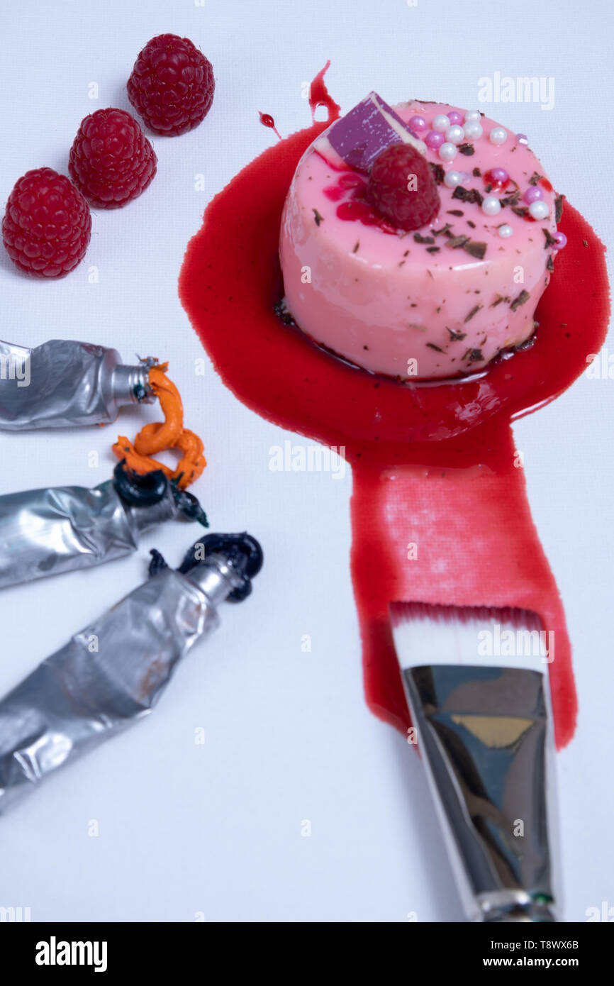 Berry Tart, Mousse, frutti di bosco e amaretti. Decorate la fotografia Foto Stock