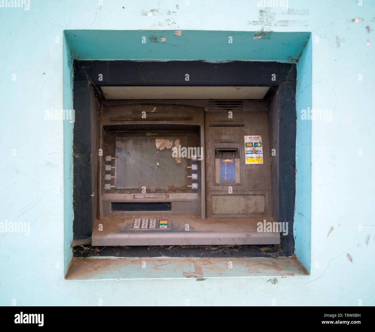 Alushta, Russia - 13 Settembre 2018: abbandonati ATM nella parete dell'edificio Foto Stock