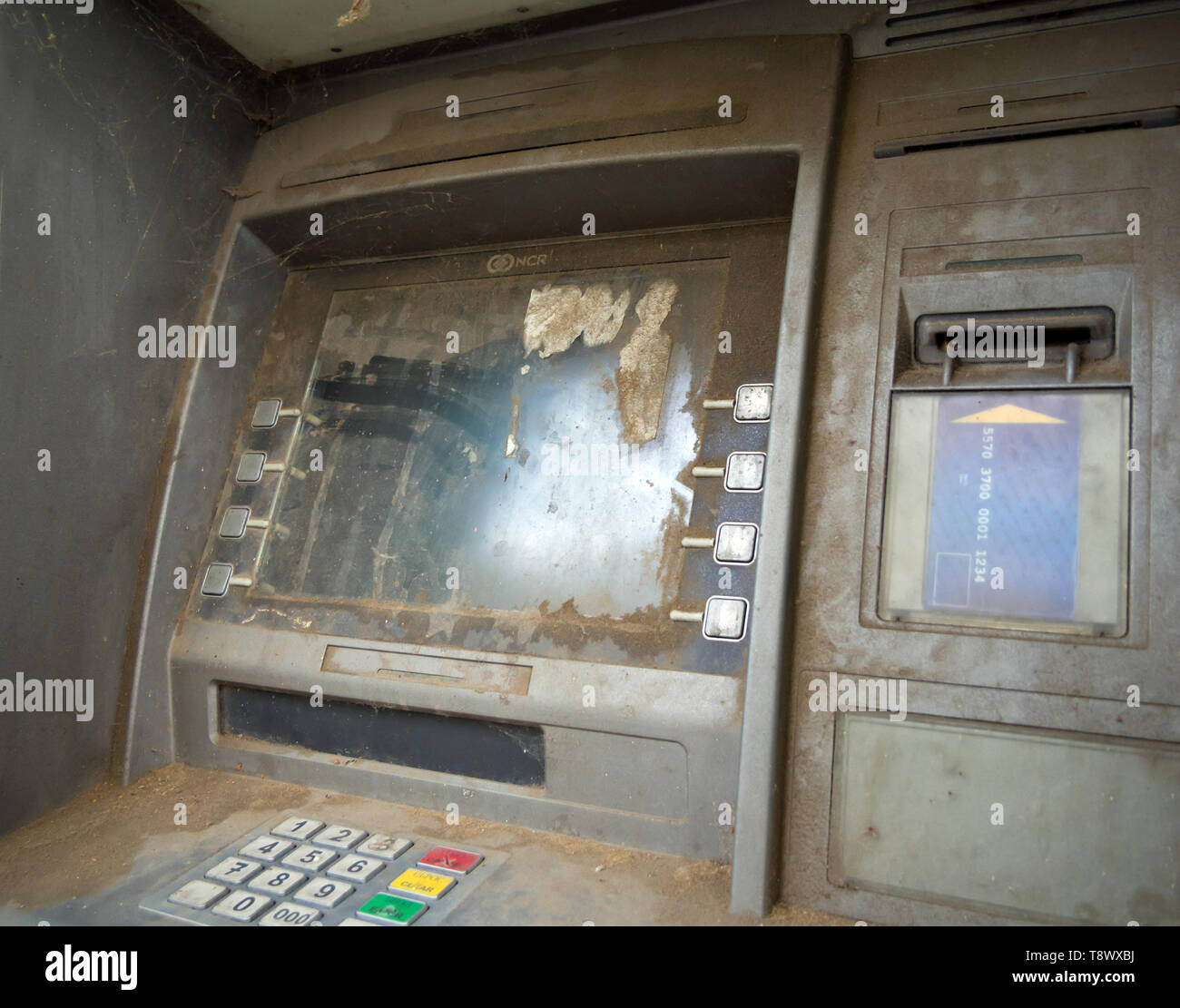 Alushta, Russia - 13 Settembre 2018: abbandonati Cash dispenser ATM Foto Stock