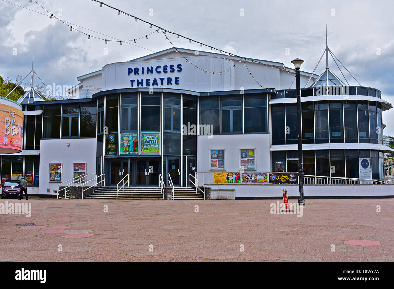 La vista in elevazione frontale e ingresso al Teatro Principessa sul lungomare a Torquay, sulla Riviera Inglese. Foto Stock