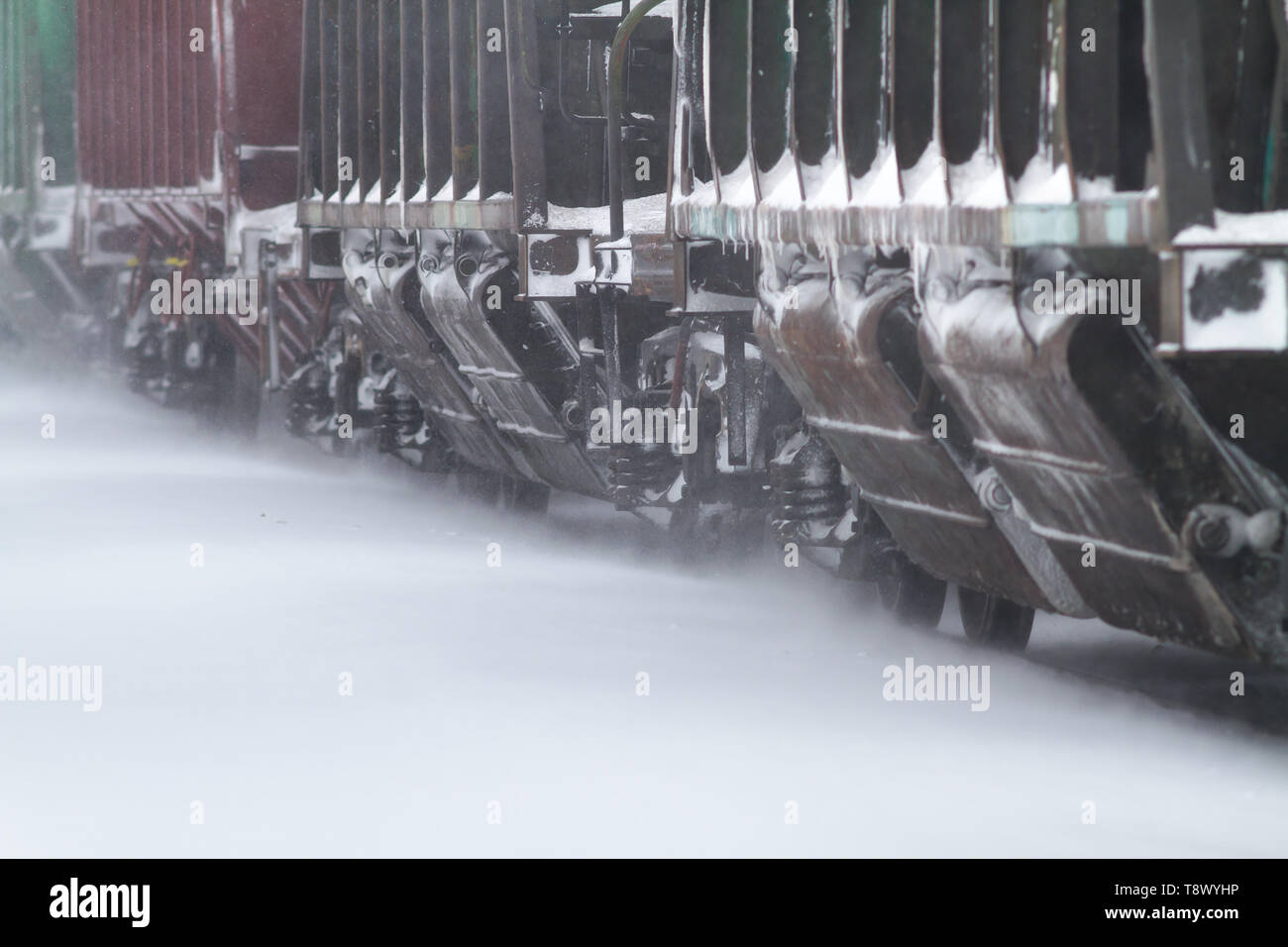 Freight cars andare su rotaia attraverso il cumulo di neve Foto Stock